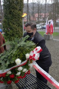 Burmistrz Tomasz Bujok składający wieniec